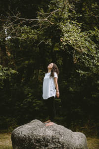 Julia_steht_auf_Stein_mittel